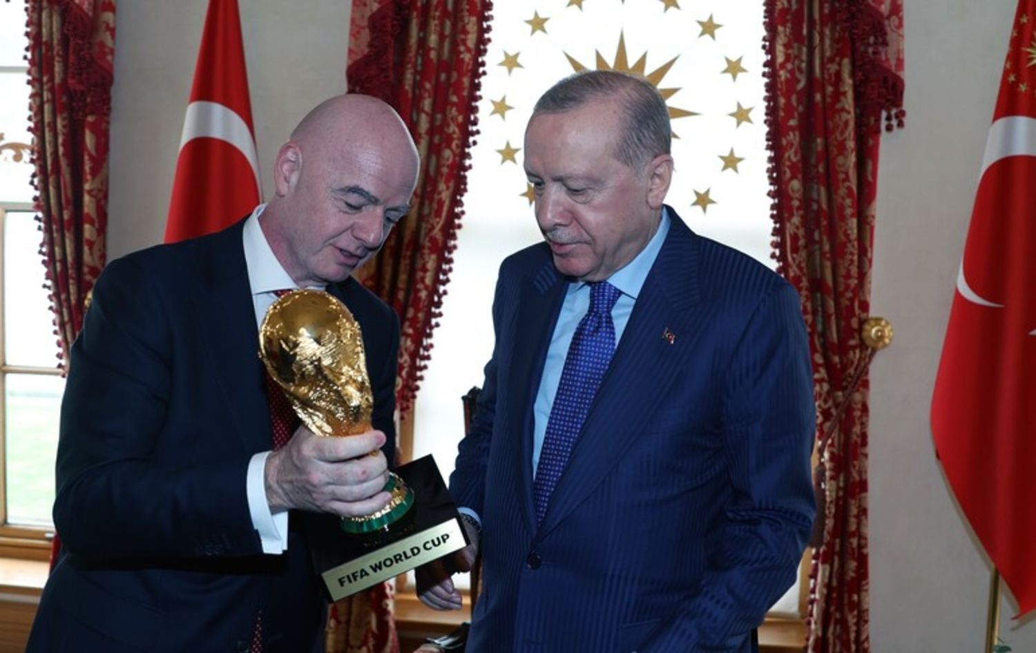 رەجەب تەیب ئەردۆغان، سەرۆککۆماری تورکی و جیانی ئینفانتینۆ، سەرۆکی فیدراسیۆنی تۆپی پێی نێودەوڵەتی