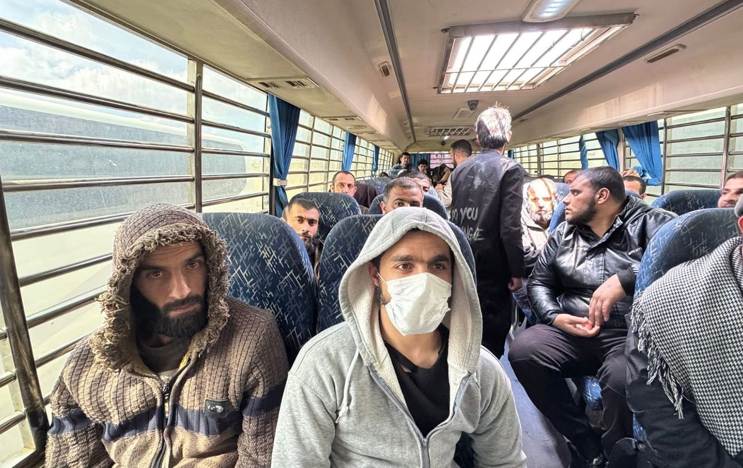 صور لمقاتلي قسد في عمليه تبادل الاسرى بين الحكومة السورية وقسد في محافظة الحسكة