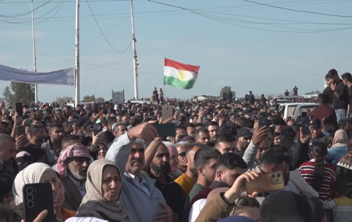 أهالي روجافا كوردستان في استقبال مقاتلي قسد المفرج عنهم في عملية تبادل مع الحكومة السورية