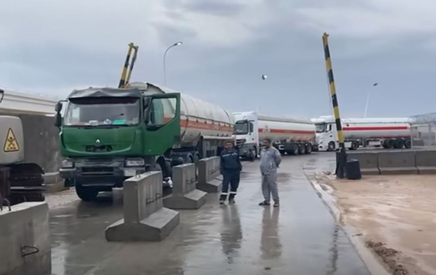 ژمارەیەک تانکەری گوێزەرەوەی گاز، لەبەردەم کێڵگەی نەوتی حەلفا