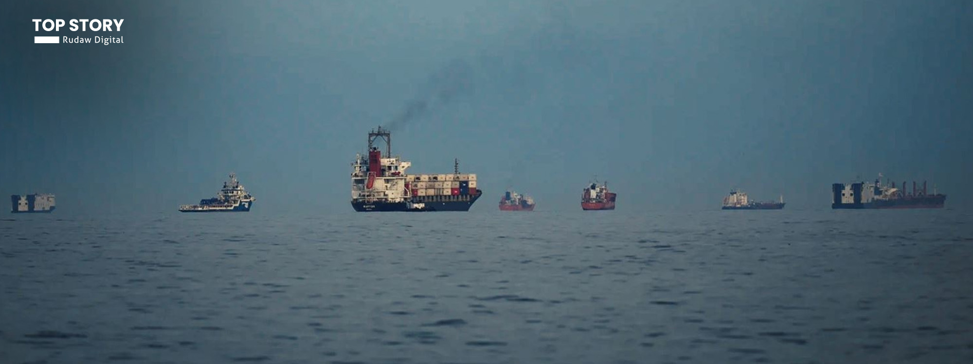 چەند کەشتییەک بە تەنگەی هورمزدا تێدەپەڕن