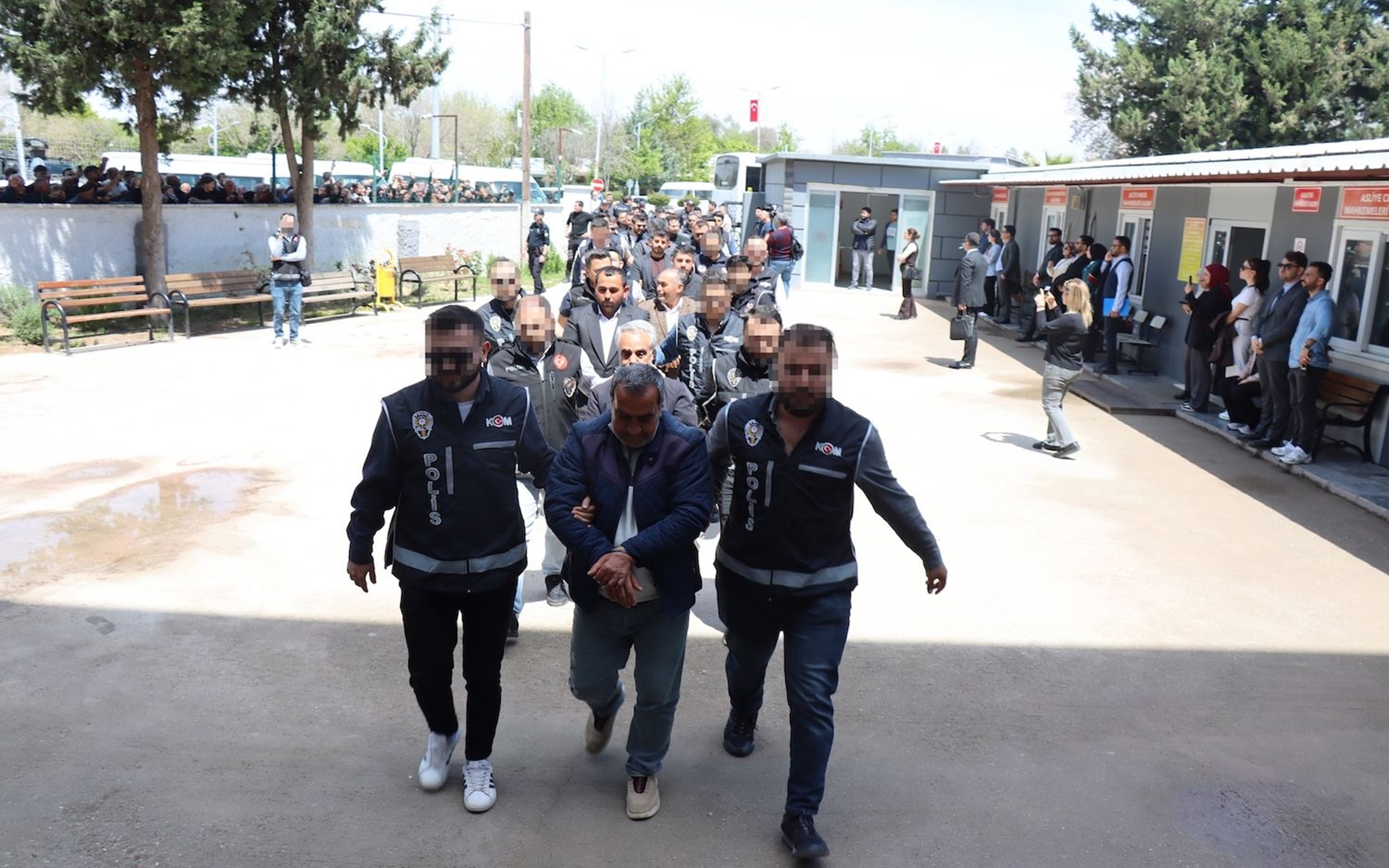 Halfeti Belediyesi operasyonu: Eski başkan dahil... | Rudaw.net