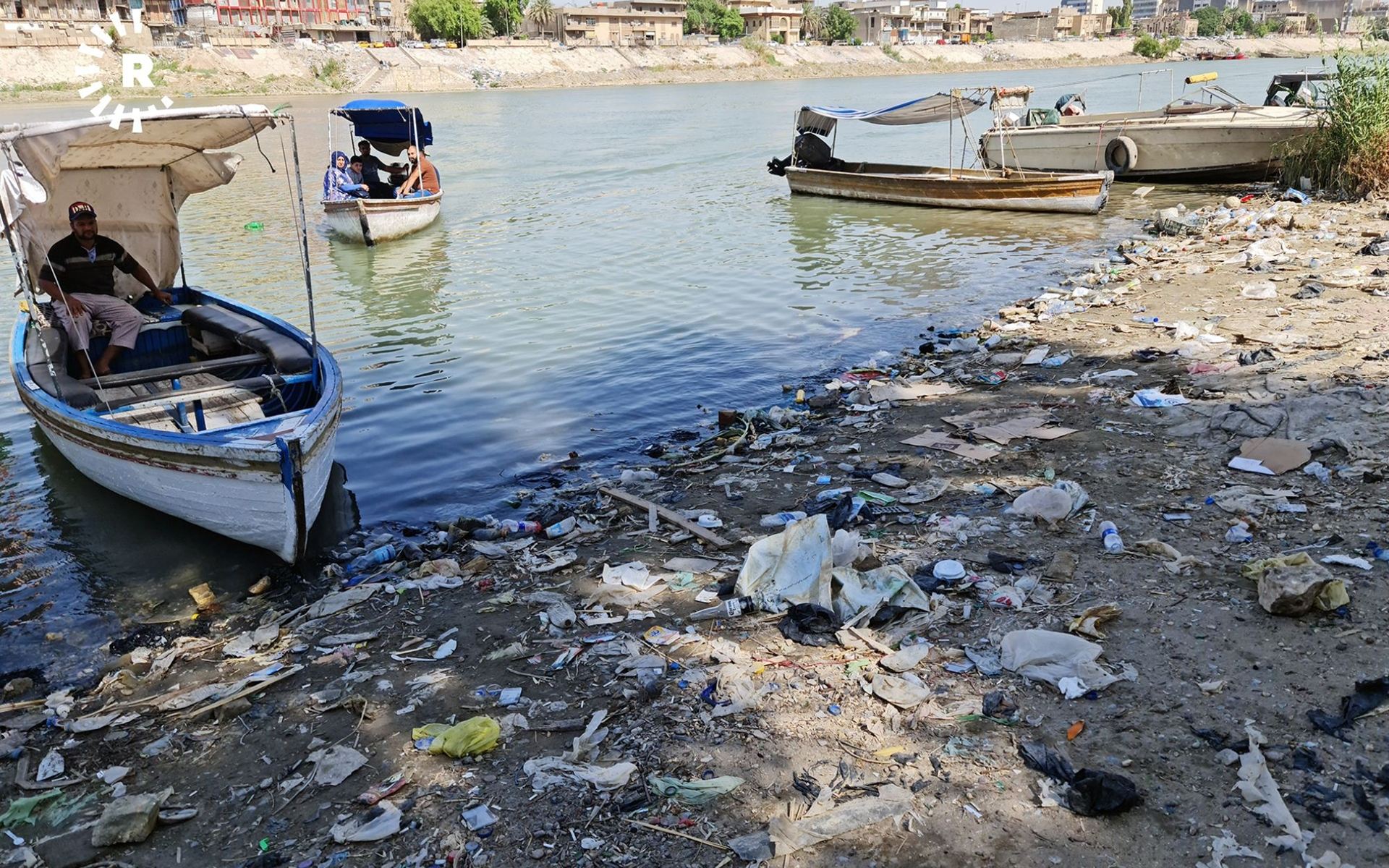 نفايات مرمية على شاطي نهر دجلة. تصوير: بلند طاهر - رووادو