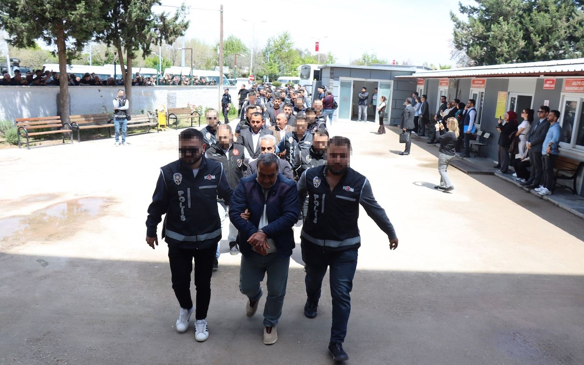 Kesên ku bi tohmeta gendeliyê hatine girtin / Wêne: AA