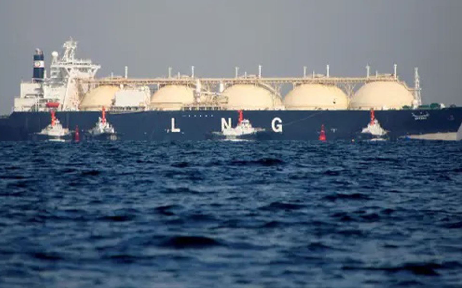 أول ناقلة غاز خليجية تعبر هرمز بعد إغلاقه منذ آذار 