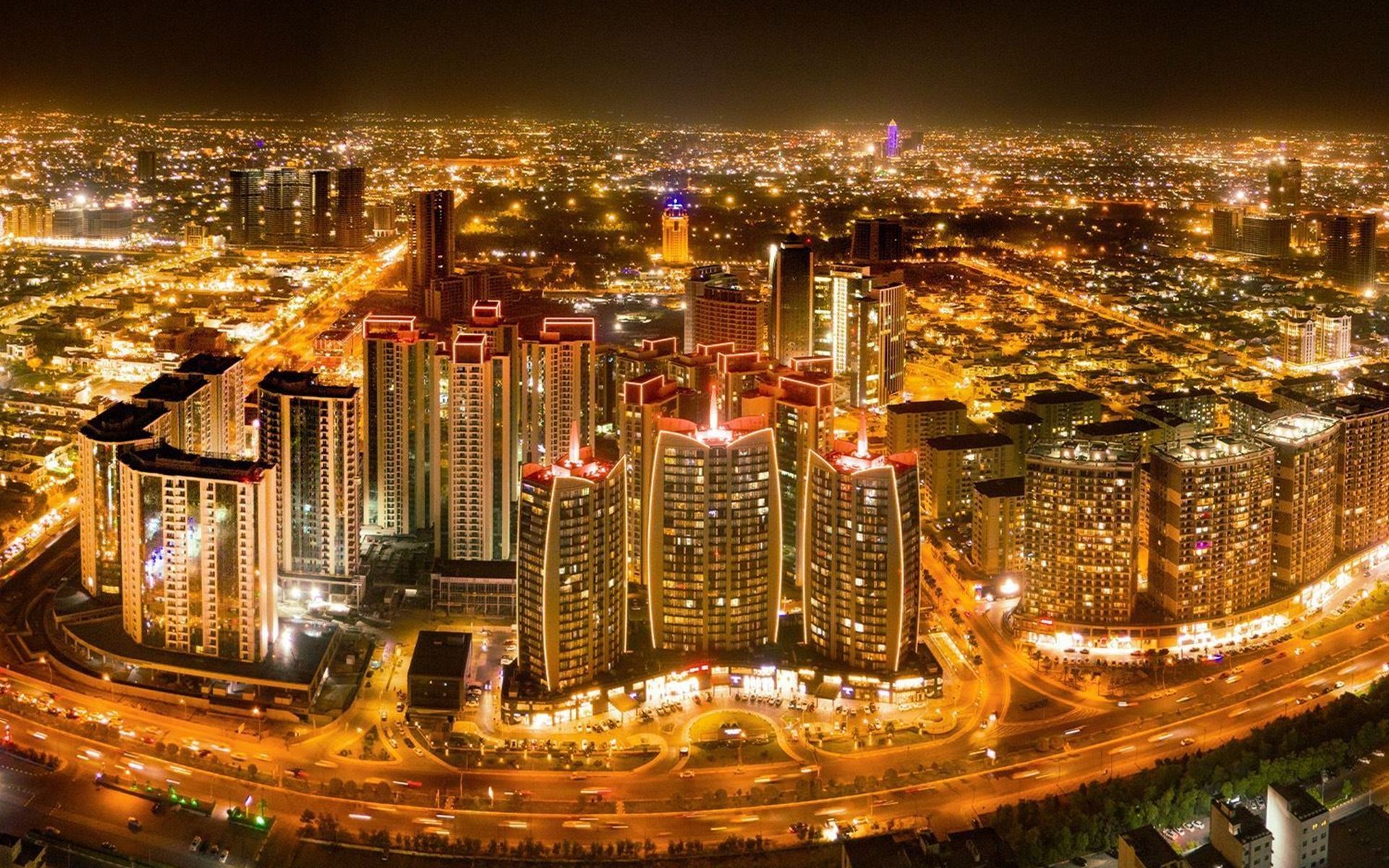 دیمەنێکی گشتیی هەولێر لە شەودا کە رووناکییەکانی شەقام دیمەنێکی جوانی پێبەخشیوە. وێنە: بڵند تاهیر - رووداو