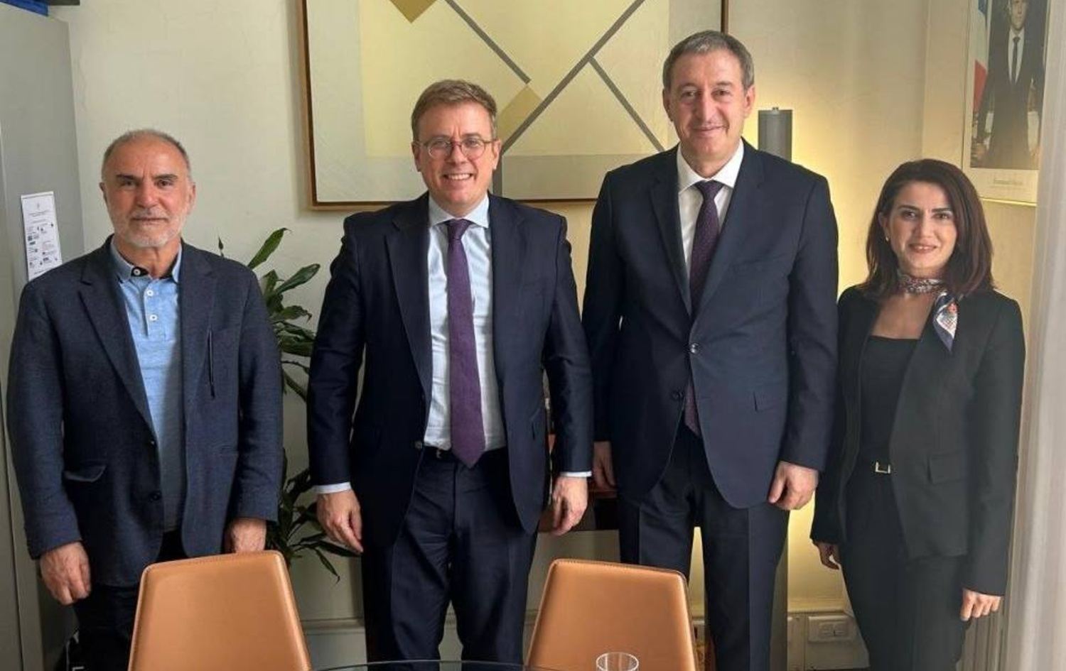 Tuncer Bakırhan (sol 3) Paris’te temaslarda bulundu. / Foto: X 