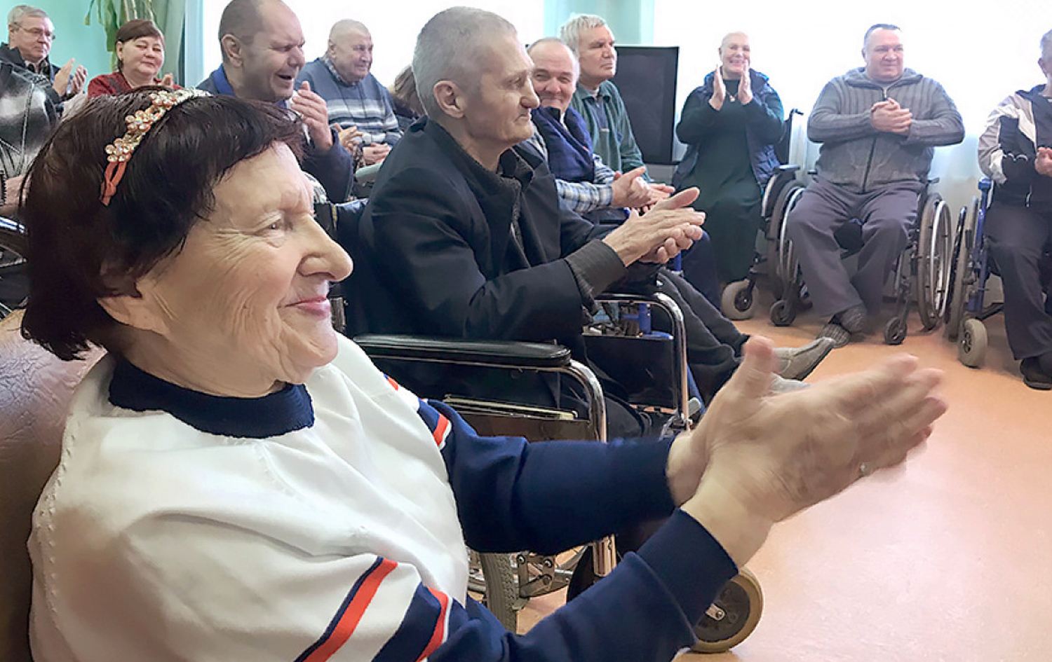 کۆمەڵێک بەساڵاچوو.