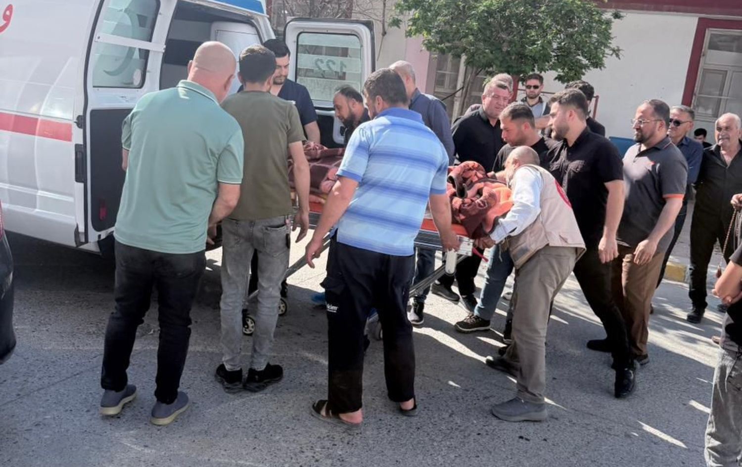 ساتی گواستنەوەی تەرمەکە. وێنە: هەردی محەممەد