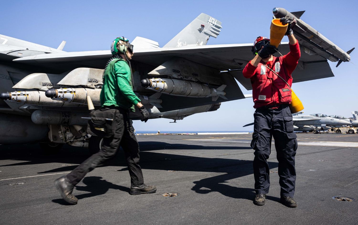 فرۆکەیەکی ئەمریکی لەسەر یەکێک لە کەشتییە فرۆکەهەڵگرەکان لە نزیک هورمز، وێنە: سێنتکۆم