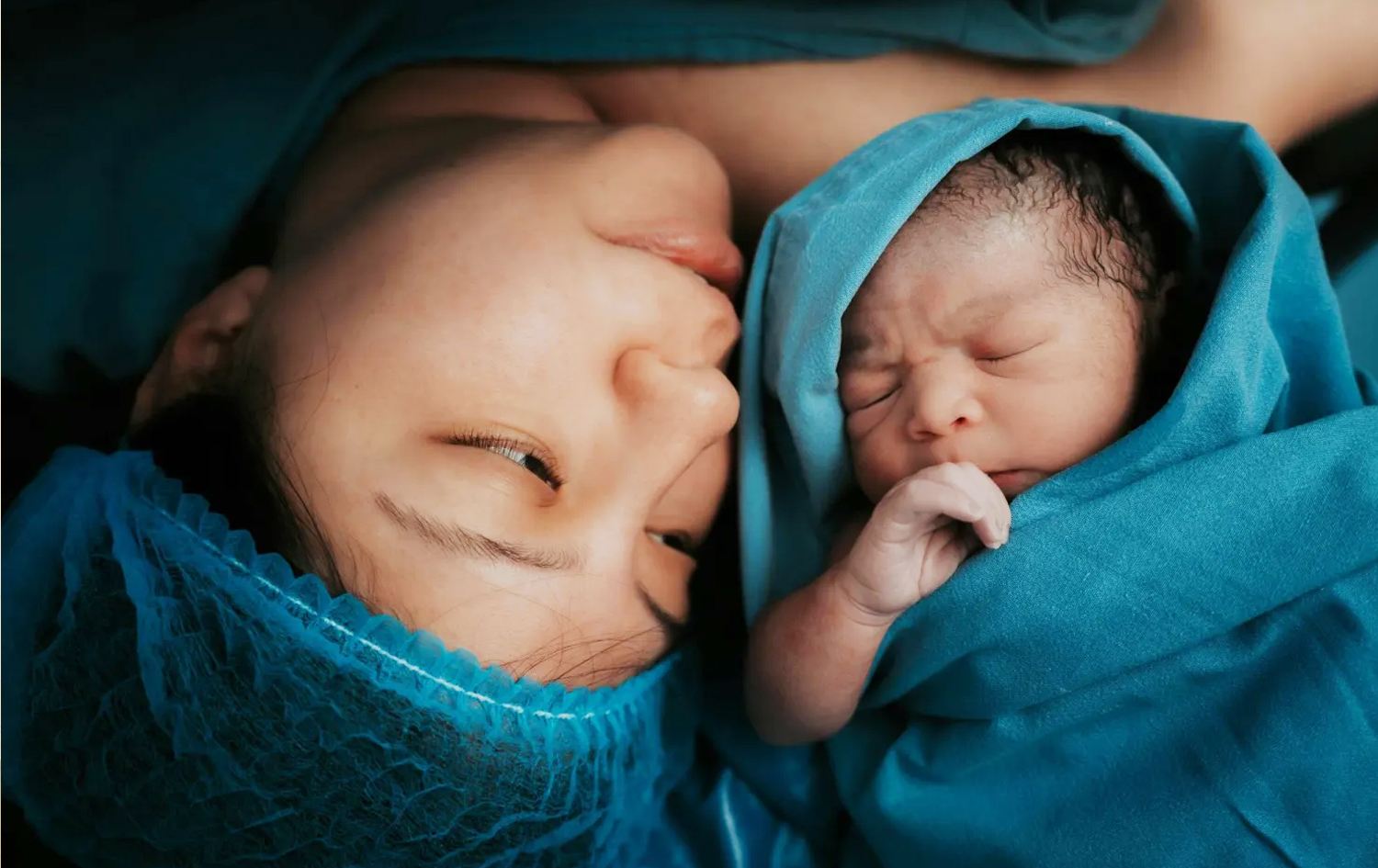 دایکێک و منداڵە تازەلەدایکبووەکەی.
