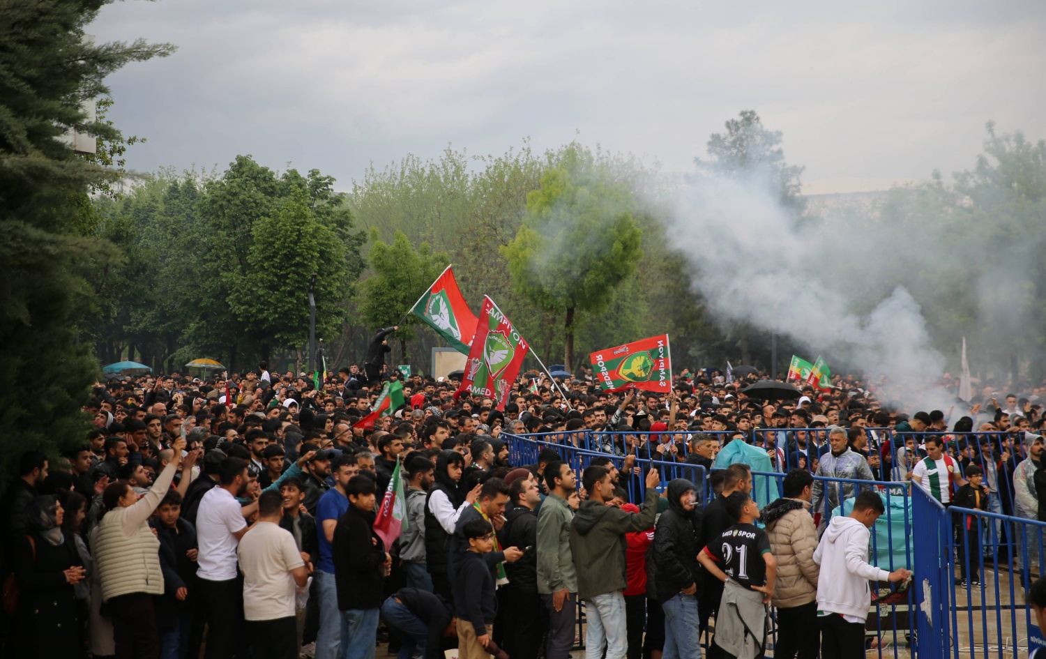 Diyarbakır'da Amedspor taraftarları, takımlarının Süper Lig için Alagöz Holding Iğdır FK deplasmanında oynadığı maçı dev ekranlardan takip etti. / Foto: AA