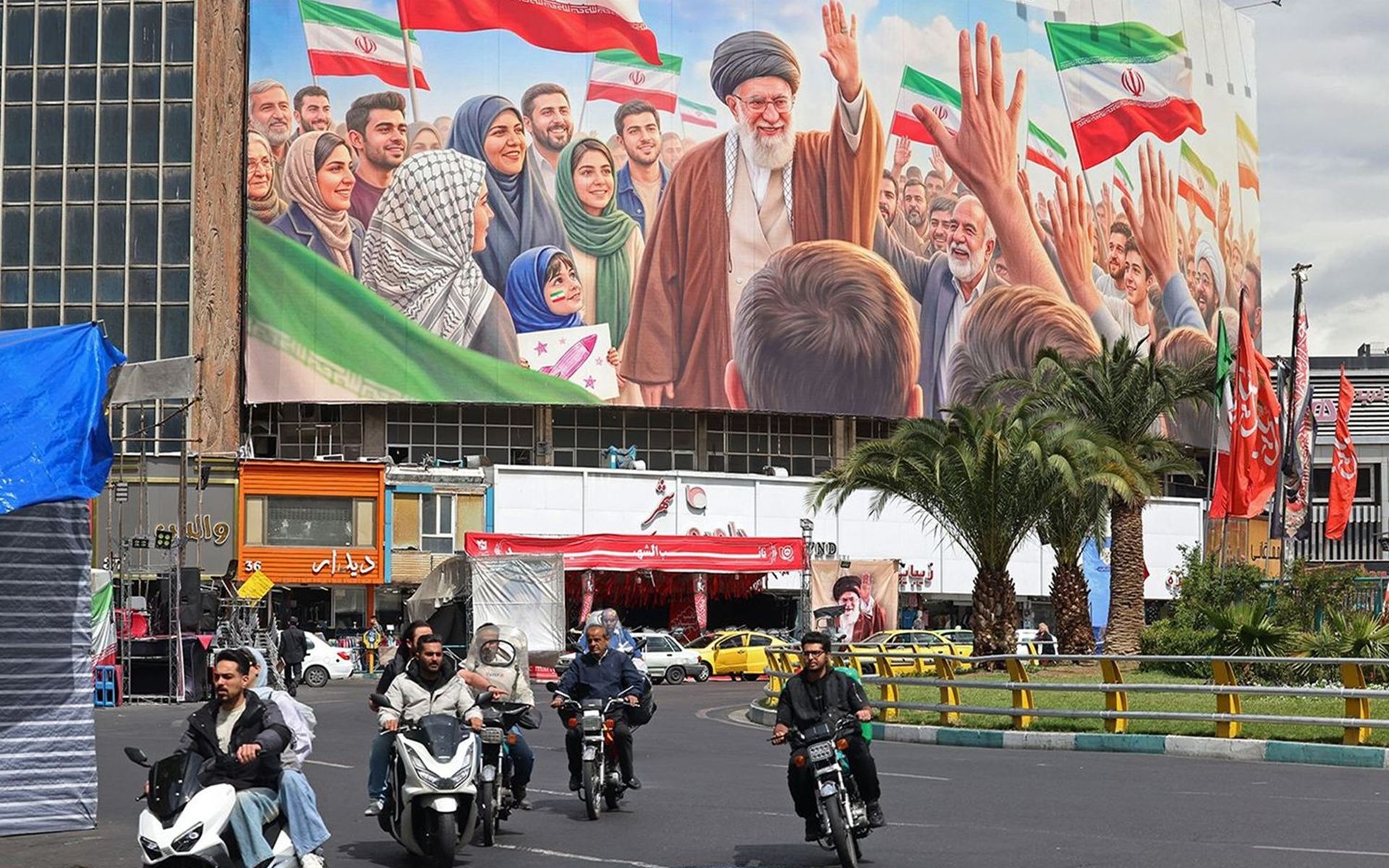 جدارية وسط طهران بصورة المرشد الأ‘لى السابق على خامنئي