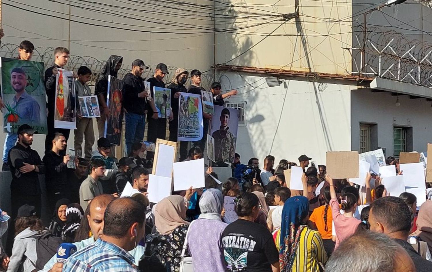 جانب من التظاهرات للمطالبة بالأسرى الكورد - قامشلو 