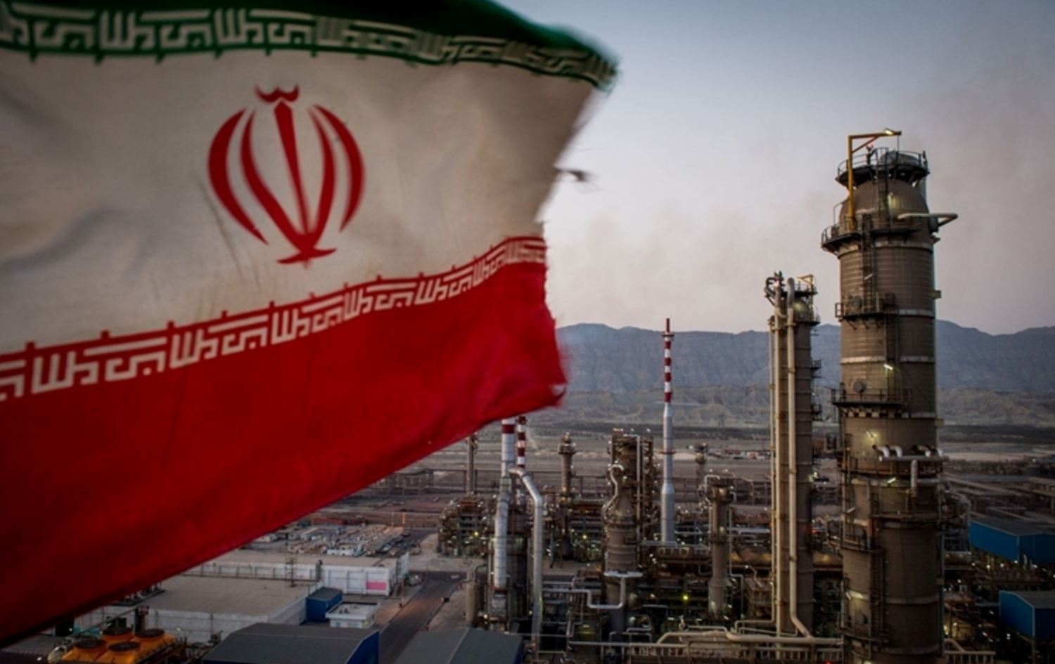 ئاڵای کۆماری ئیسلامی ئێران لەگەڵ وێستگەیەکی بەرهەمهێنانی کارەبا. وێنەکە بۆ روونکردنەوەی هەواڵەکەیە