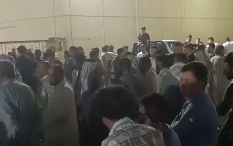 تجمع ذوي المراهقين أمام الطب العدلي في الكوت