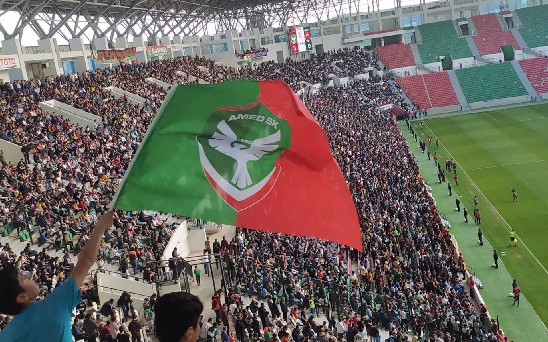 هاندەرانی ئامەدسپۆر لەنێو یاریگە. وێنە: ئەرشیڤ