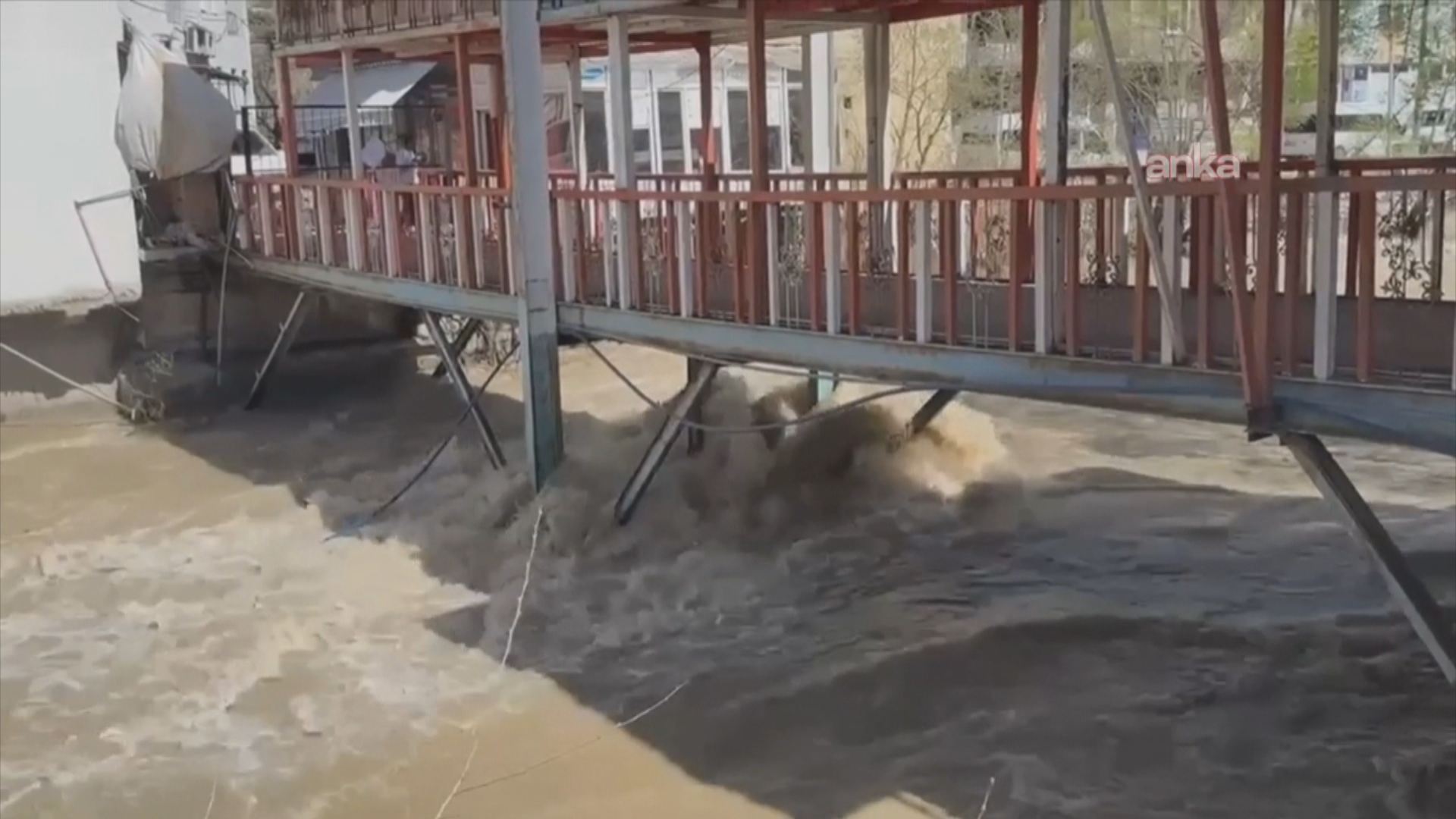 لە پارێزگای وان، بارانی زۆر و توانەوەی بەفر کاریگەریی خراپیان لەسەر هاتووچۆ دروست کردووە