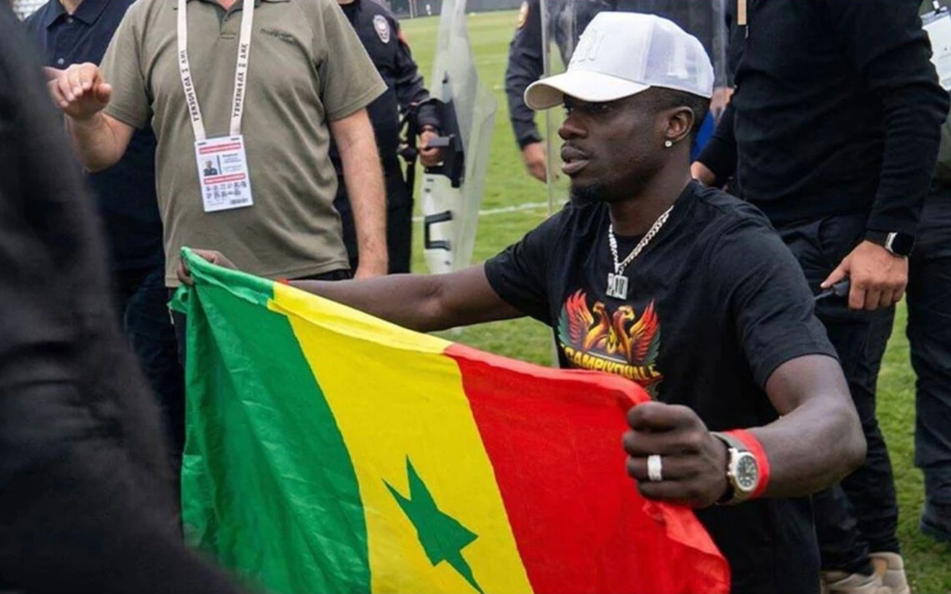 Eren: Senegal bayrağı asan Diagne'nin evine polis... | Rudaw.net