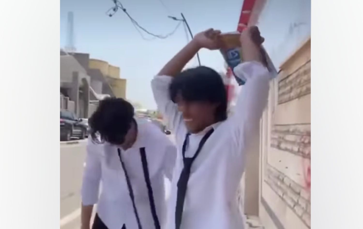  قوتابییەک کتێبەکانی فڕێدەدات