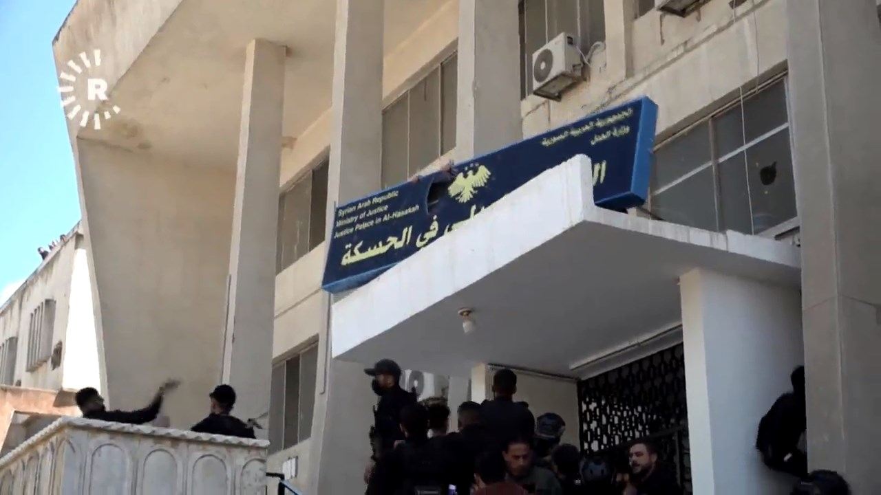 پارێزگاری حەسەکە بۆ رووداو: زمانی کوردی لەسەر تابلۆی فەرمانگەکان دەبێت