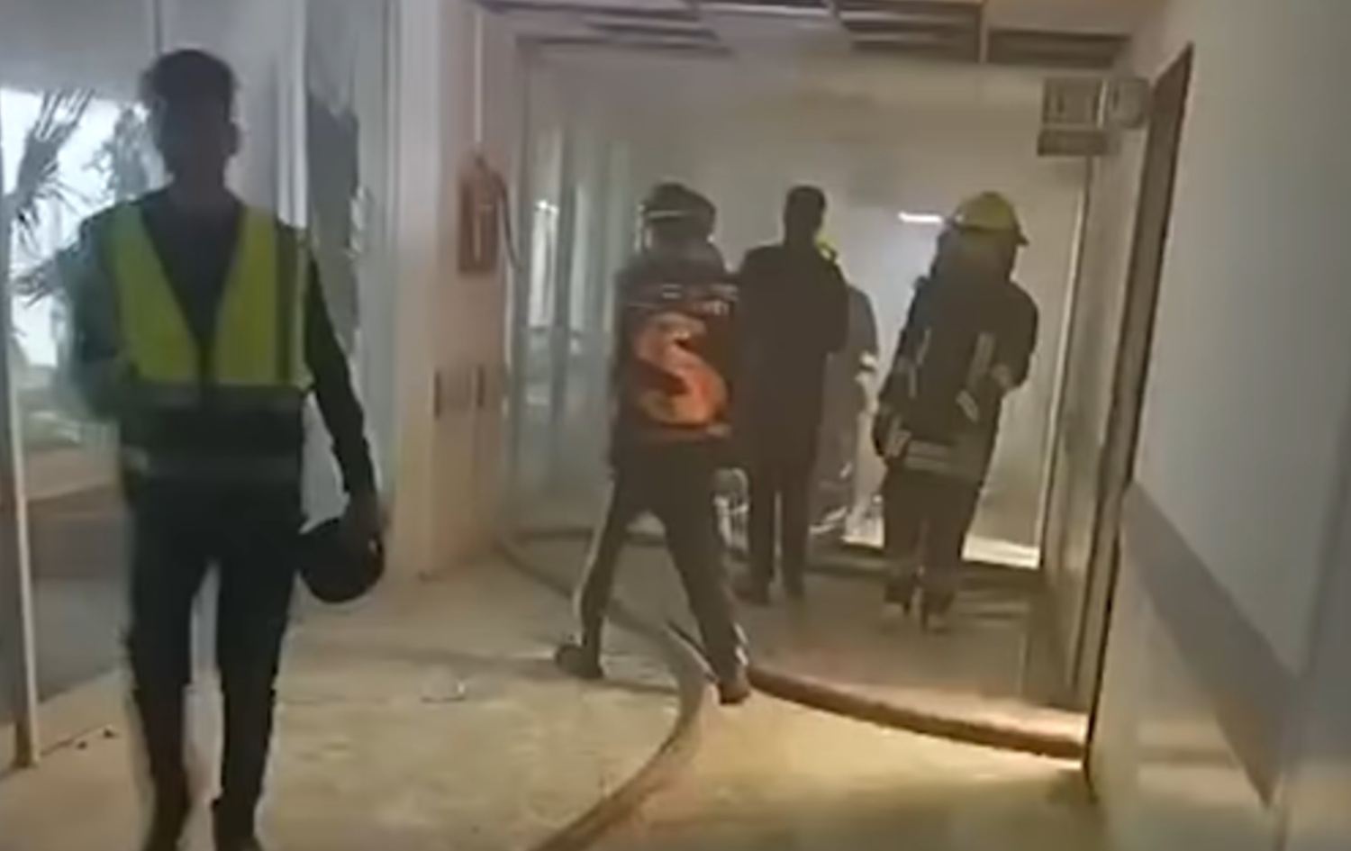 تیمێکی بەرگری شارستانی لەنێو نەخۆشخانەکە