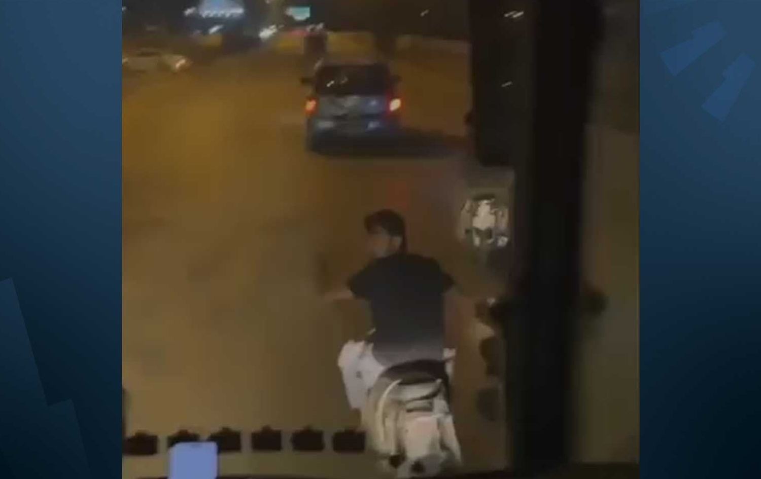 شاب يستقل دراجة نارية يعترض حافلة السائحين