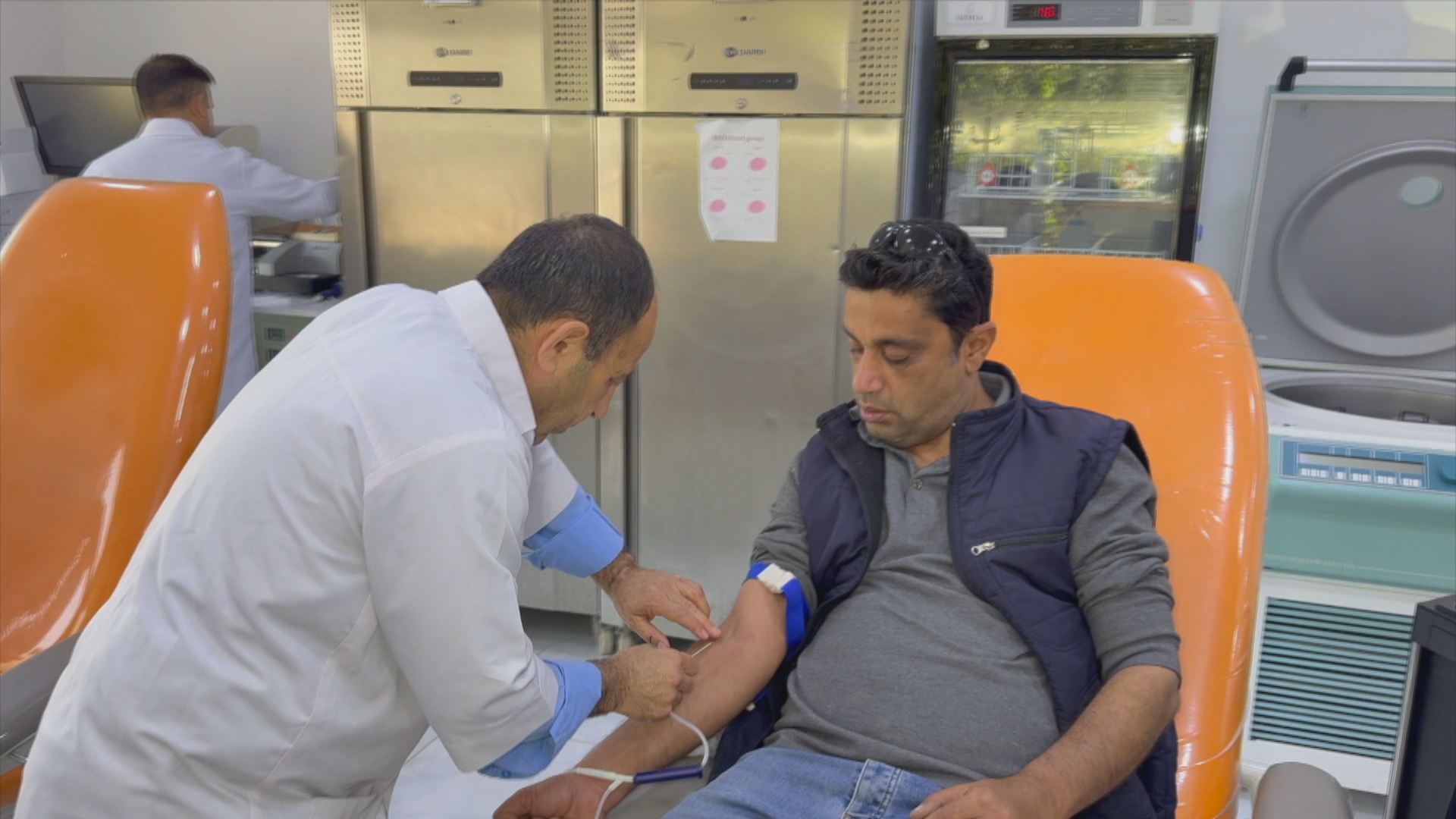 کەسێک پاڵکەوتووە و خوێن دەبەخشێت لە سەنتەری گواستنەوەی خوێن لە رانیە. وێنە: رووداو