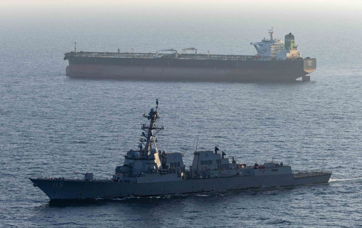 مدمرة أميركية توقف ناقلة نفط إيرانية-Centcom
