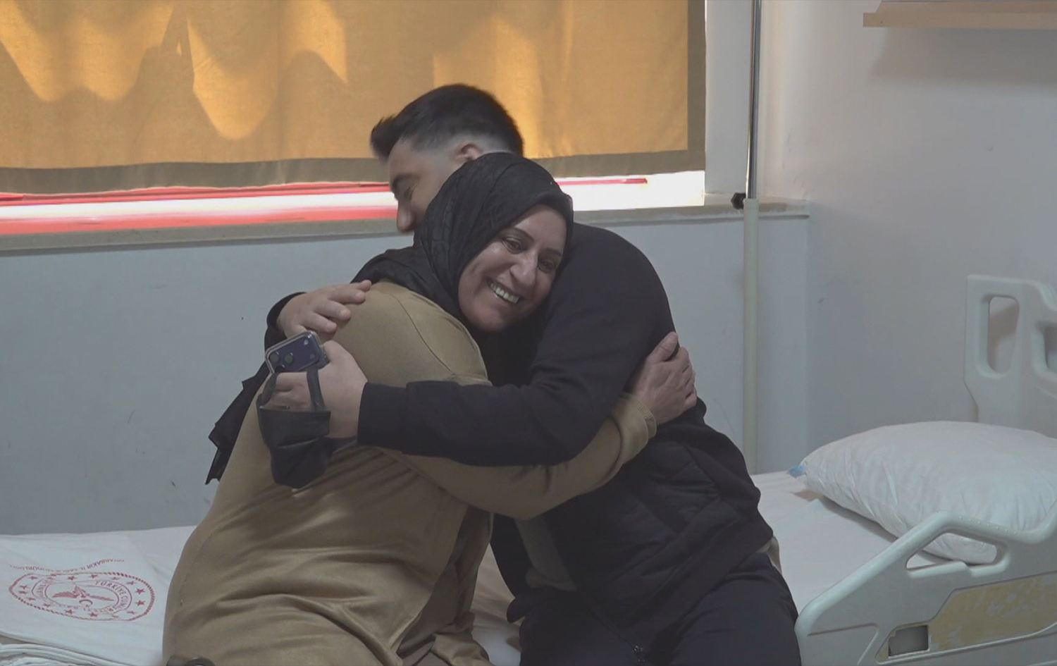 Ferhat Yaşar û dayîka xwe / Wêne: Ji dîmenan hatiye girtin
