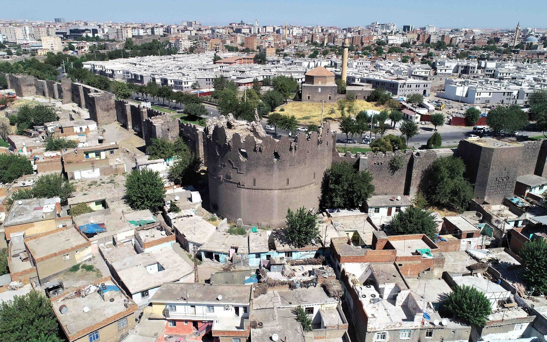 دیمەنێکی ناوچەی سووری ئامەد