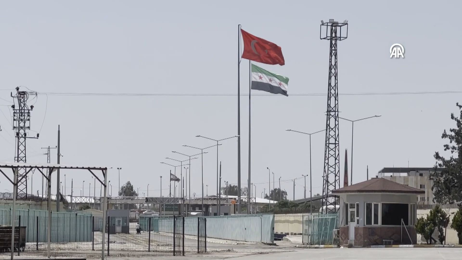 دیمەنێکی دەروازە سنوورییەکەی نێوان باکوور و رۆژئاوای کوردستان
