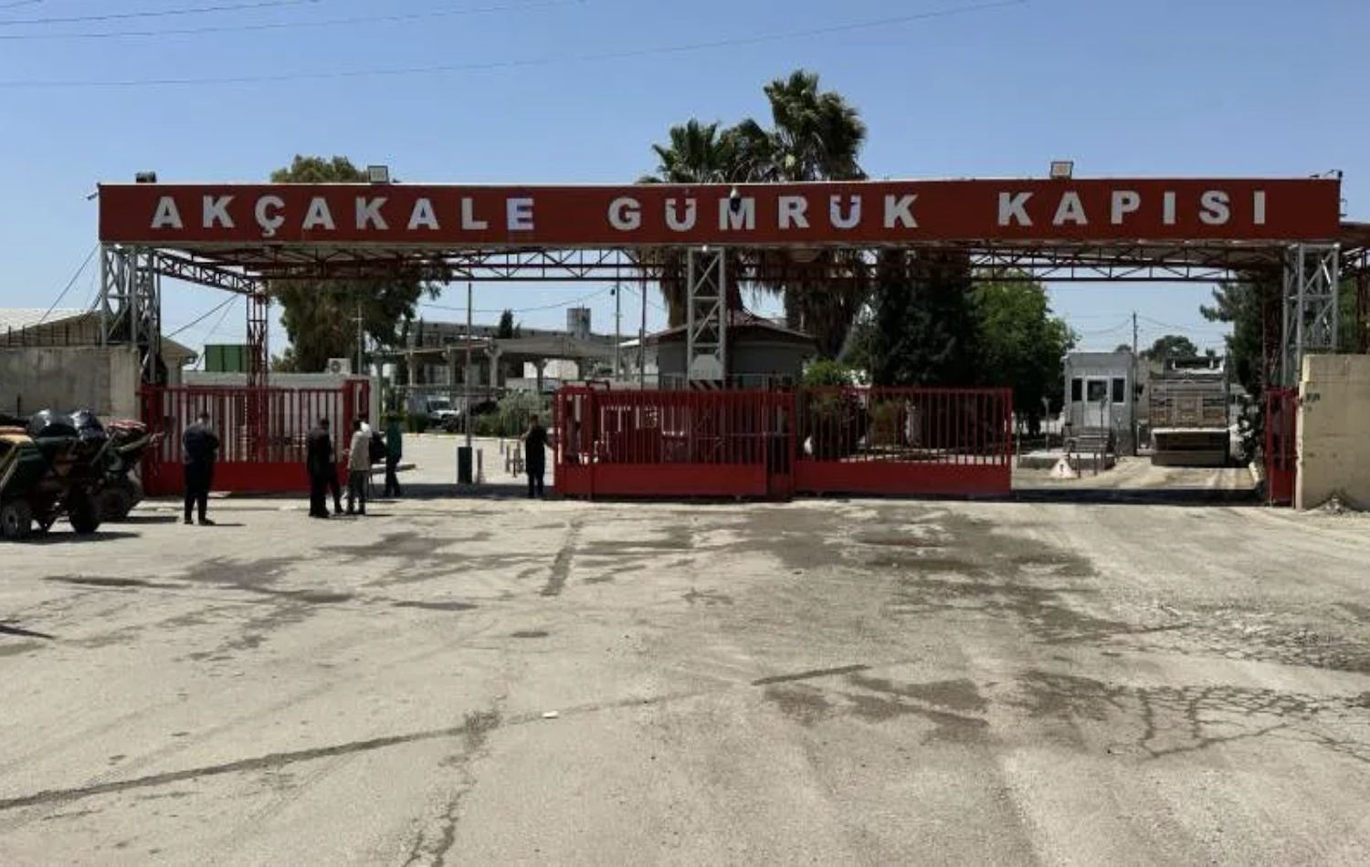 Urfa'nın Akçakale ilçesinden Suriye'ye açılan gümrük kapısı açıldı
