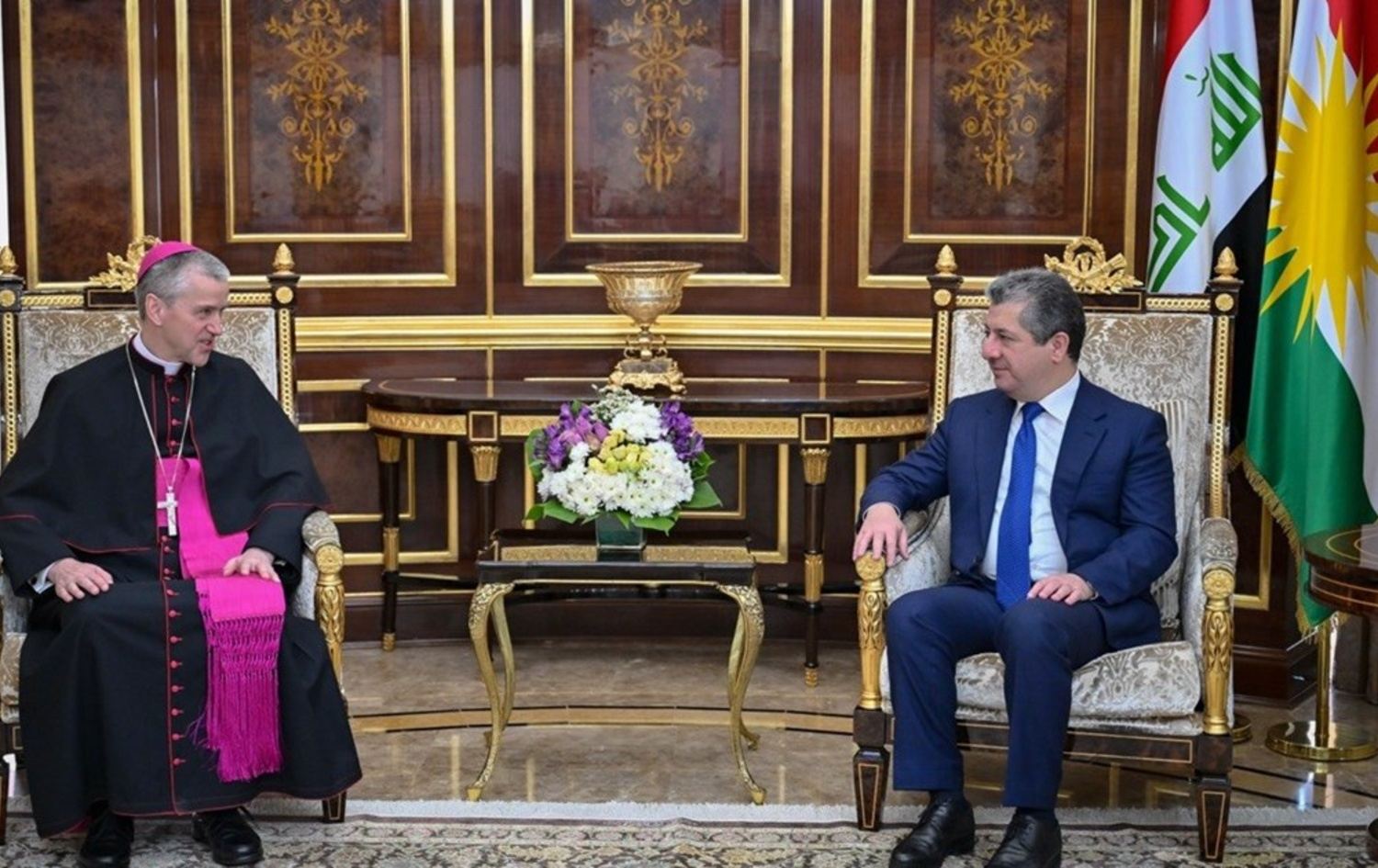 رئيس حكومة إقليم كوردستان مسرور بارزاني والسفير البابوي الجديد لدى العراق ميروسلاف فاشوفسكي