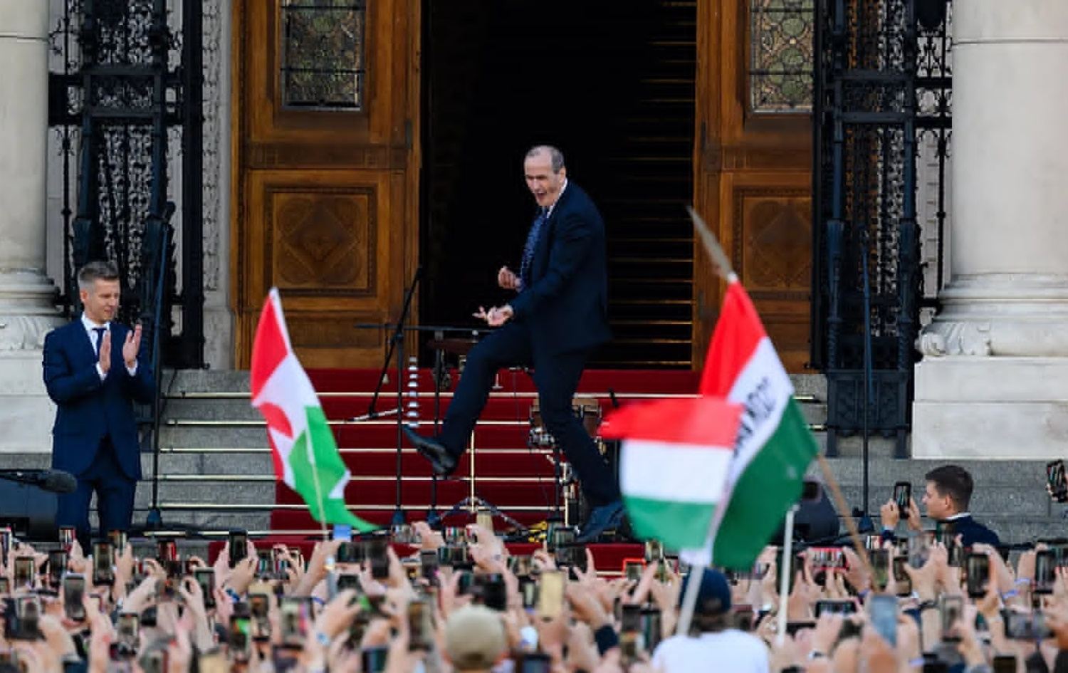 پزیشکە سەماکەرەکە