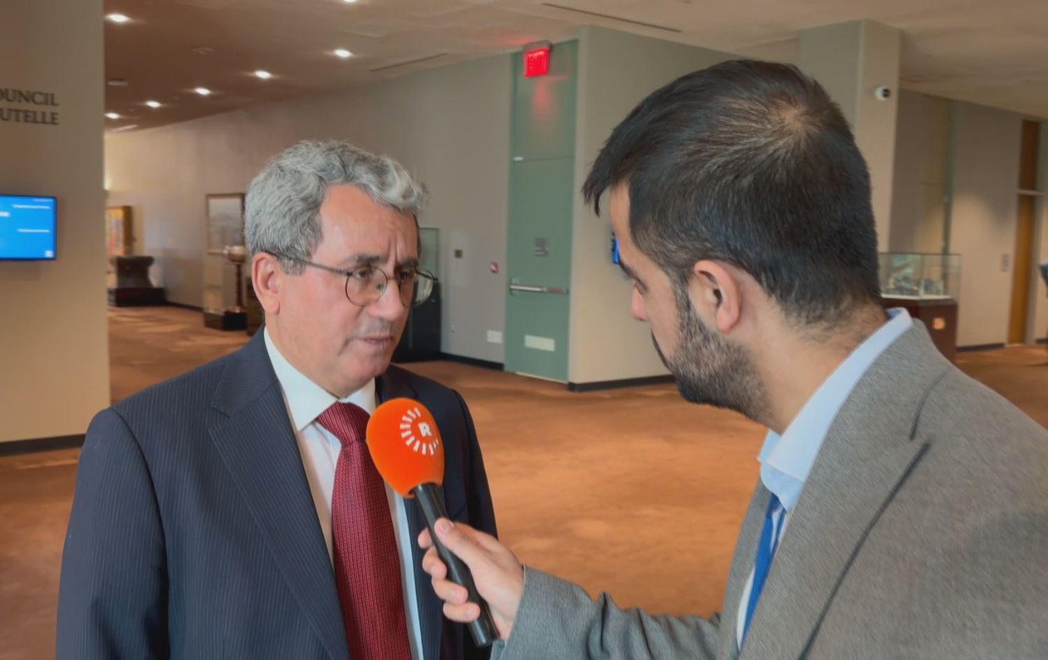 مندوب تركيا الدائم لدى الأمم المتحدة أحمد يلدز متحدثاً الى مراسل رووداو نامو عبد الله