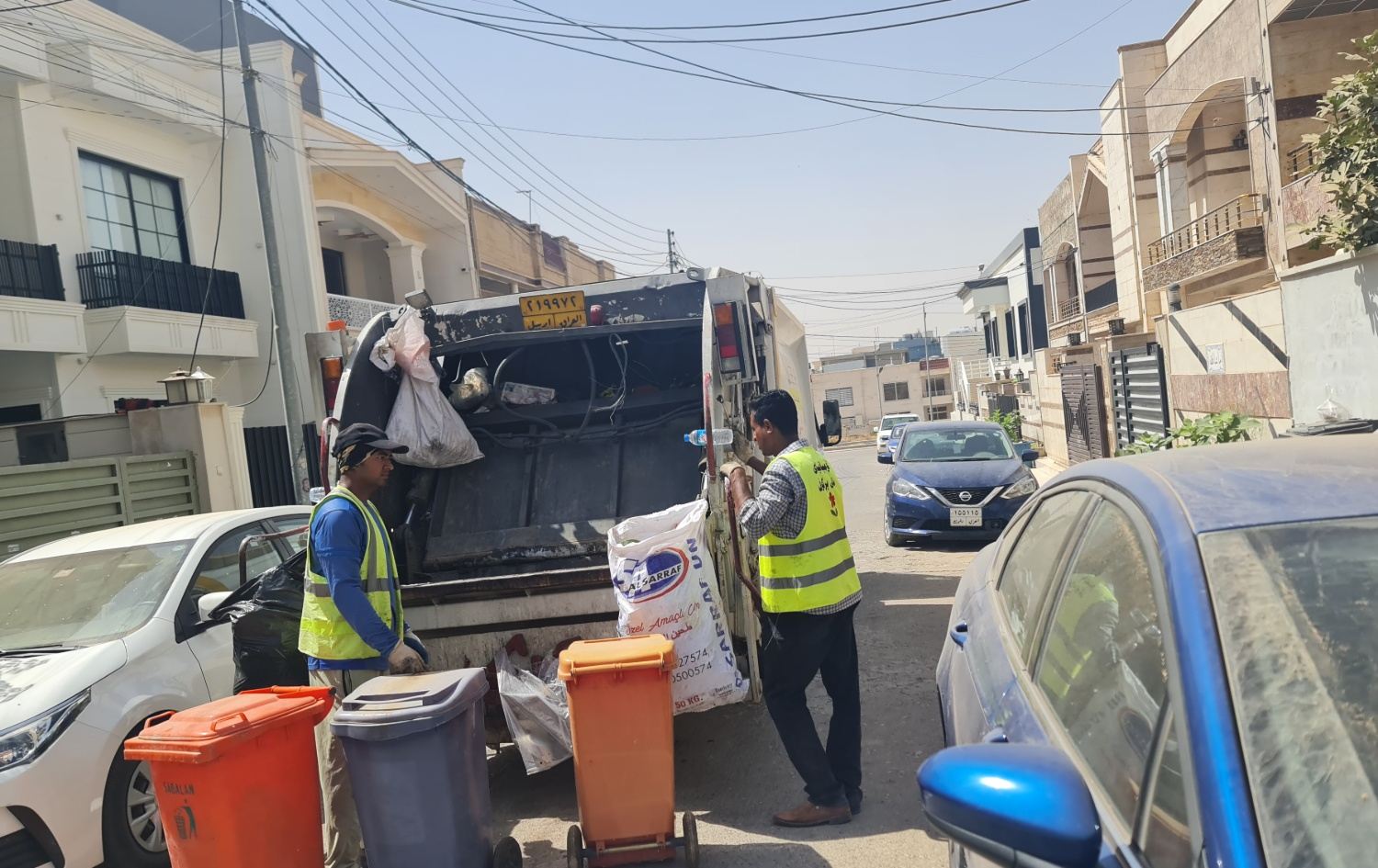 دوو ژینگە پارێز لەکاتی کۆکردنەوەی زبڵ وخاشاکی ماڵان. وێنە: بڵند تاهیر-رووداو