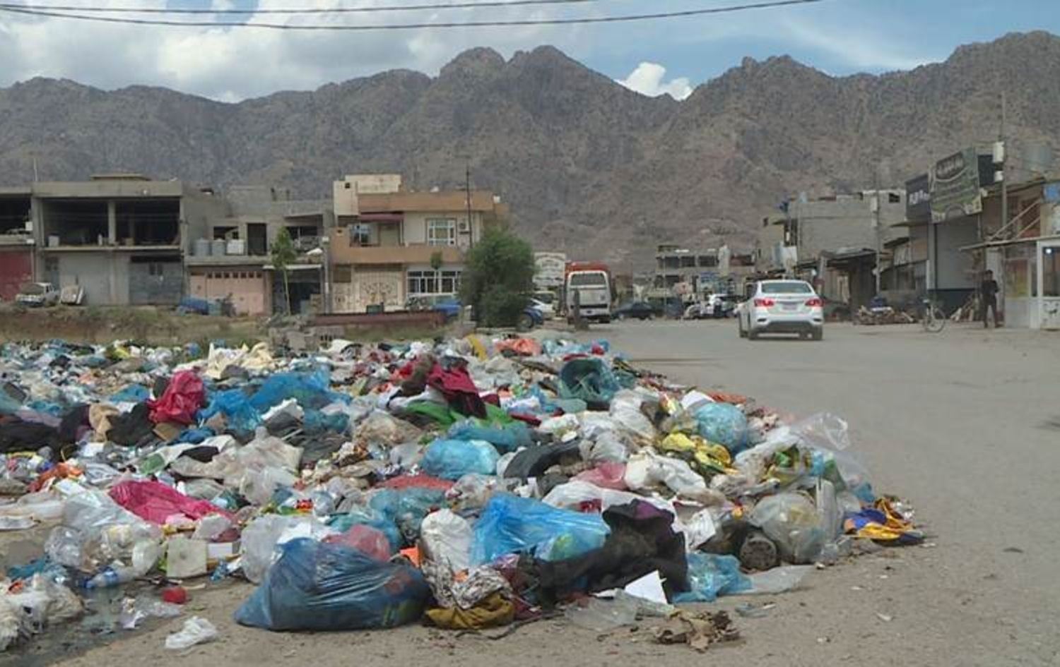 کۆبوونەوەی زبڵ و خاشاک لە شەقامێکی رانیە. وێنە رووداو