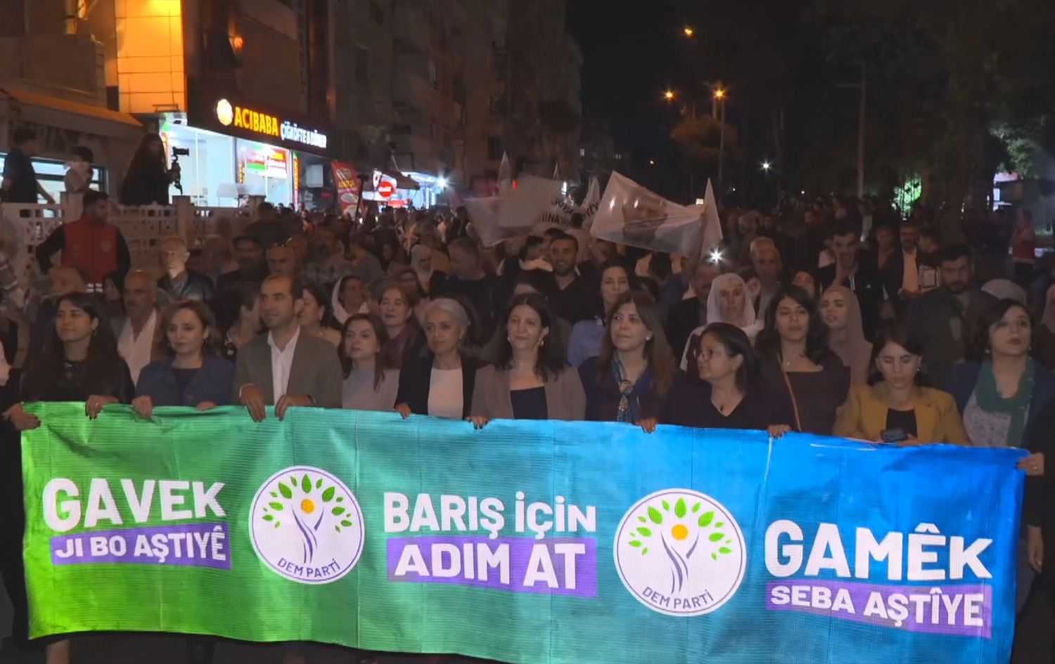 Banga DEM Partiyê ya li kolanan: Aştî ne karê henekan e