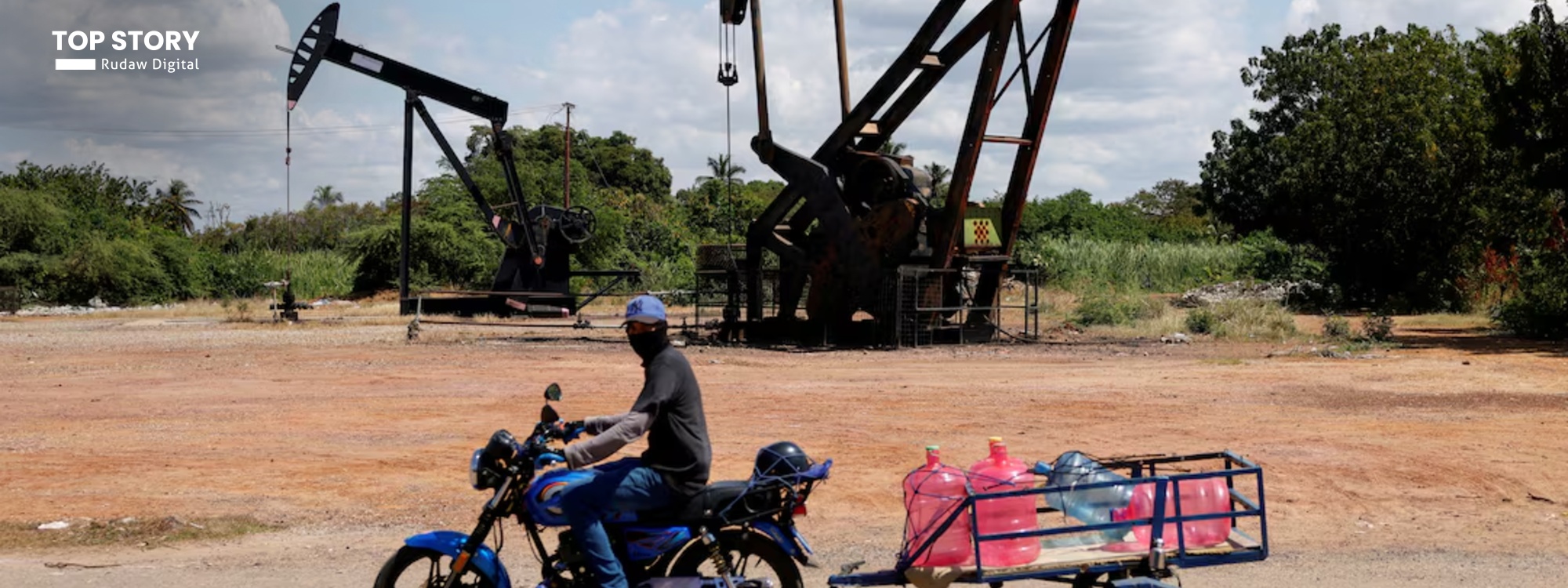 Rafîneriyeke petrolê ya li Venezuelayê û motorsiwarekî ku avê dikişîne / Wêne: Reuters