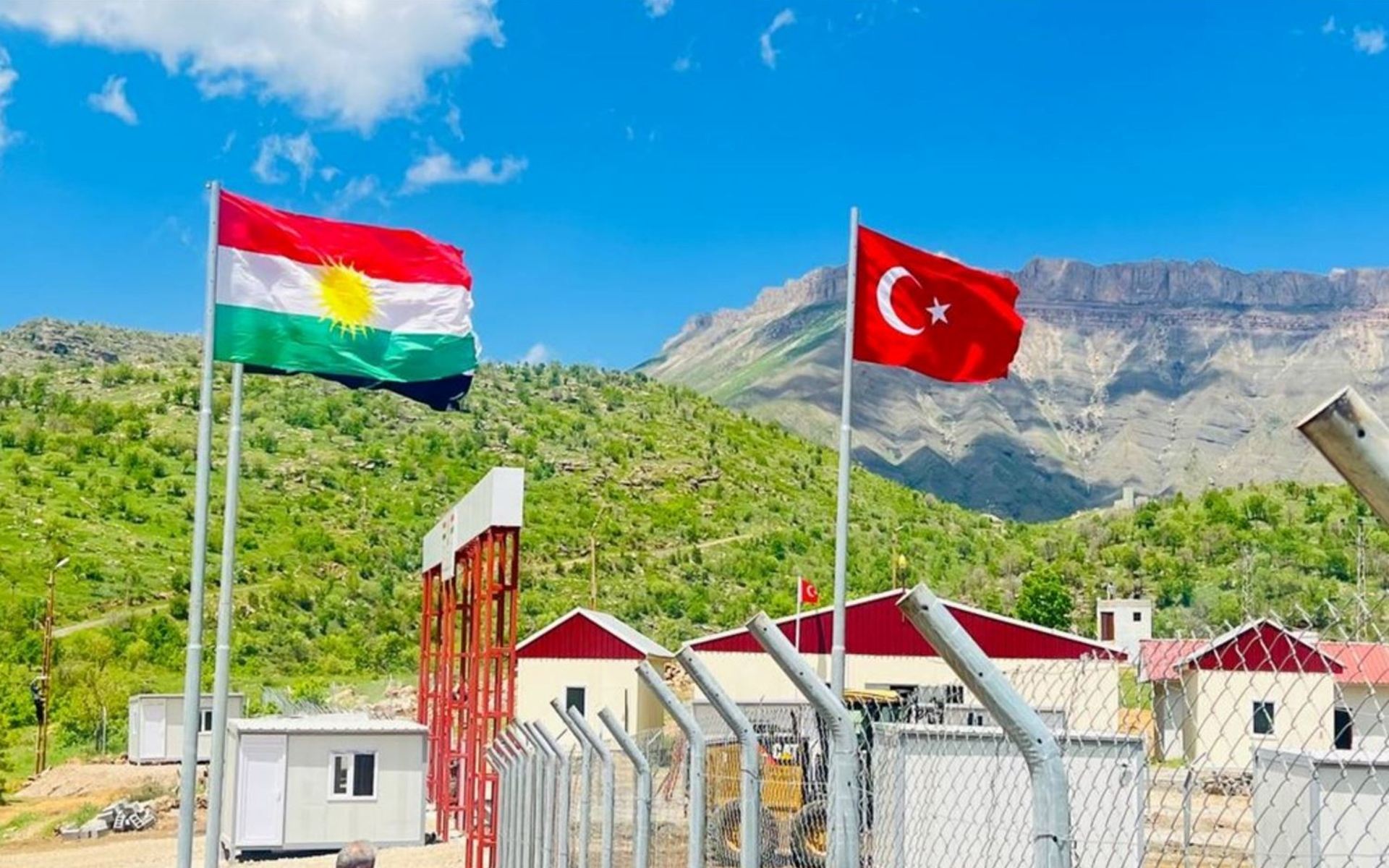 هاتووچۆ لە دەروازەی نێودەوڵەتیی زێت رادەگیرێت