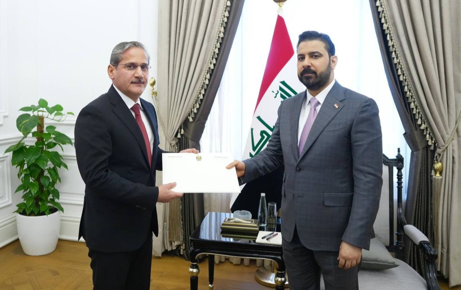 علي الزيدي يسلّم كشفاً بذمته المالية إلى رئيس هيئة النزاهة