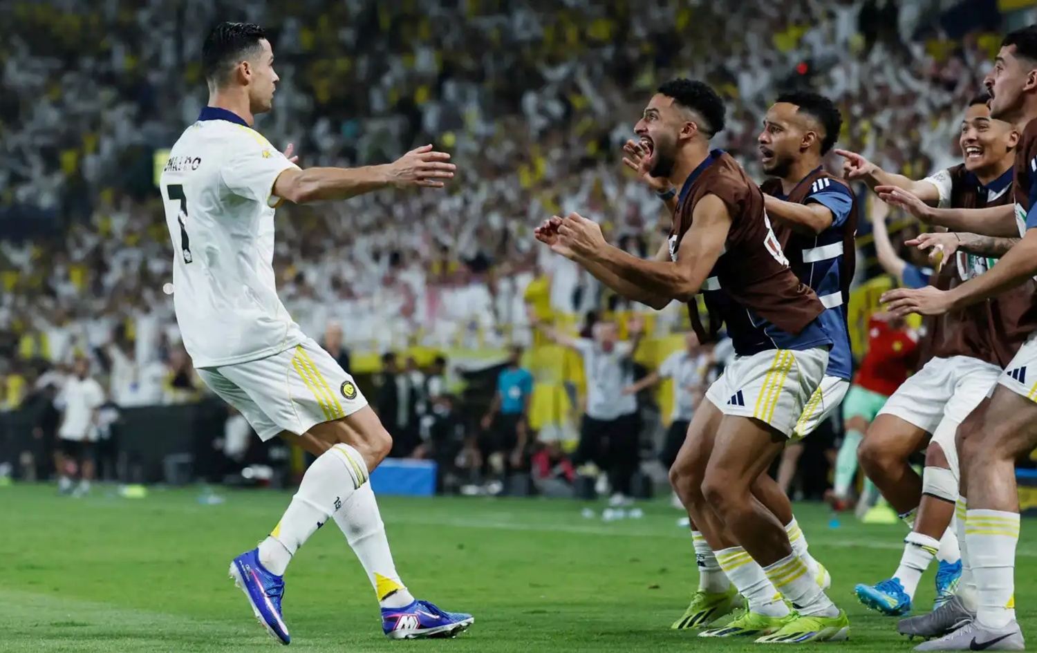 كريستيانو رونالدو يتوج النصر بلقب الدوري السعودي 