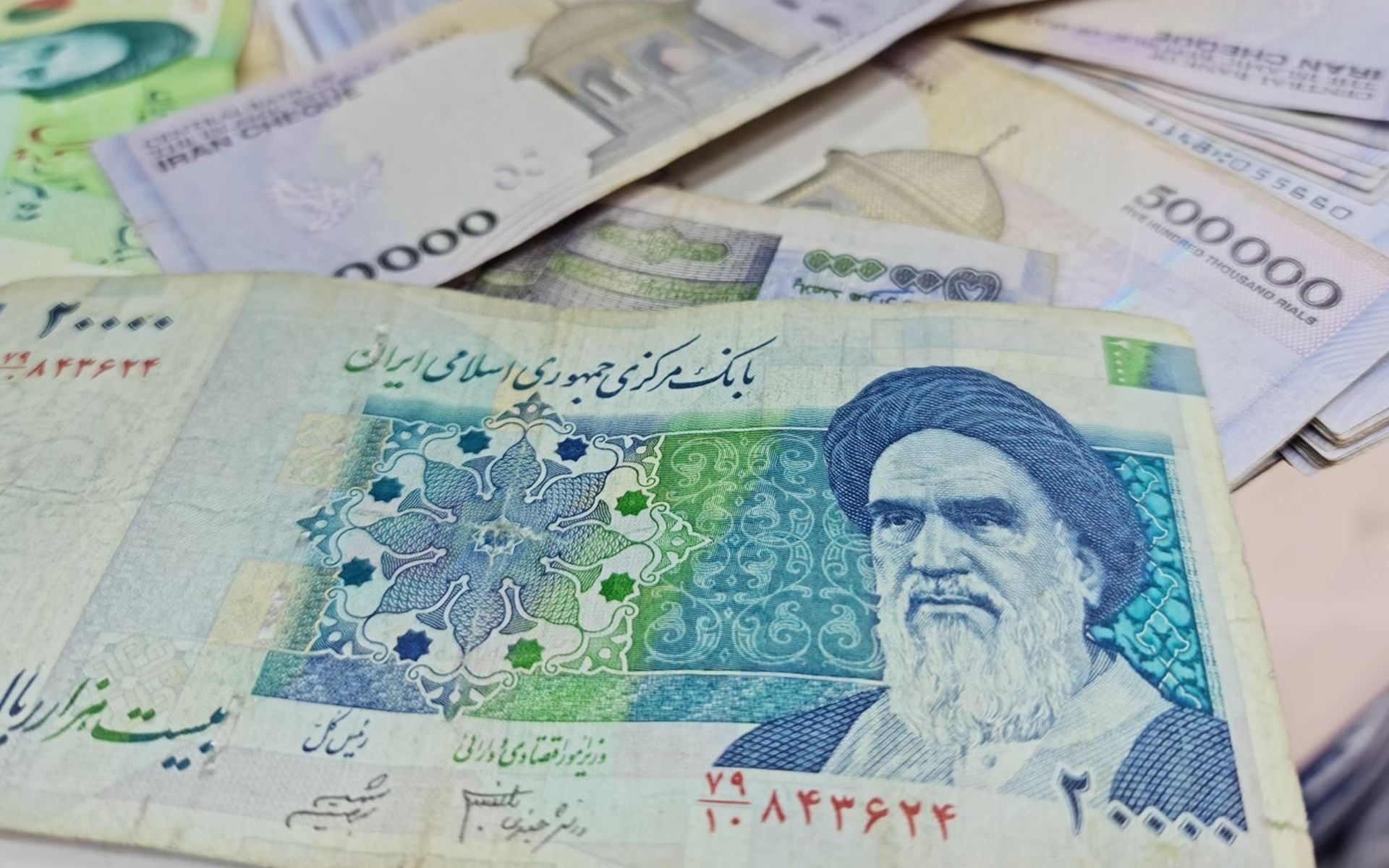 تراجع جديد للدولار مقابل التومان 