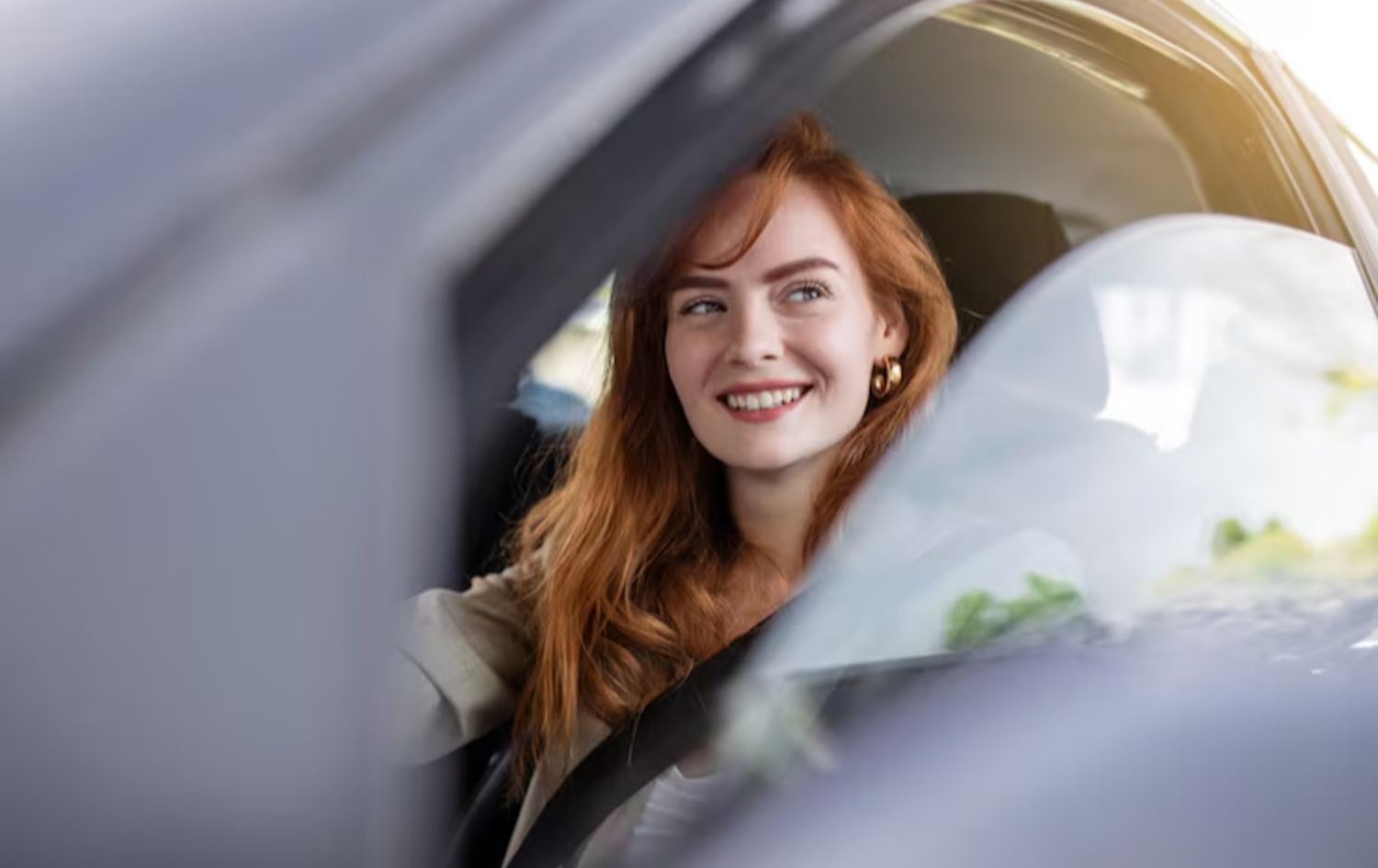 زەردەخەنەی ژنێک لەکاتی شۆفێریدا.