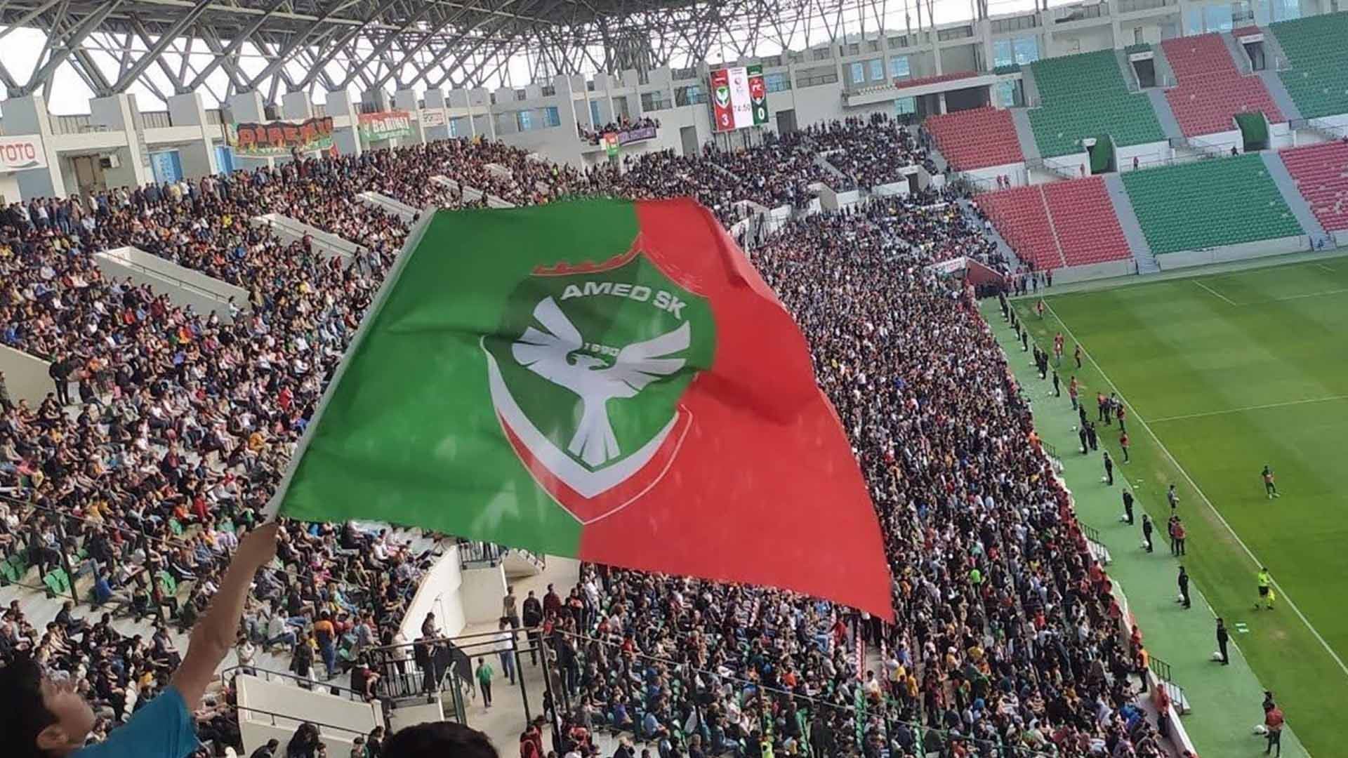 هاندەرانی ئامەدسپۆر لەنێو یاریگە. وێنە: ئەرشیڤ