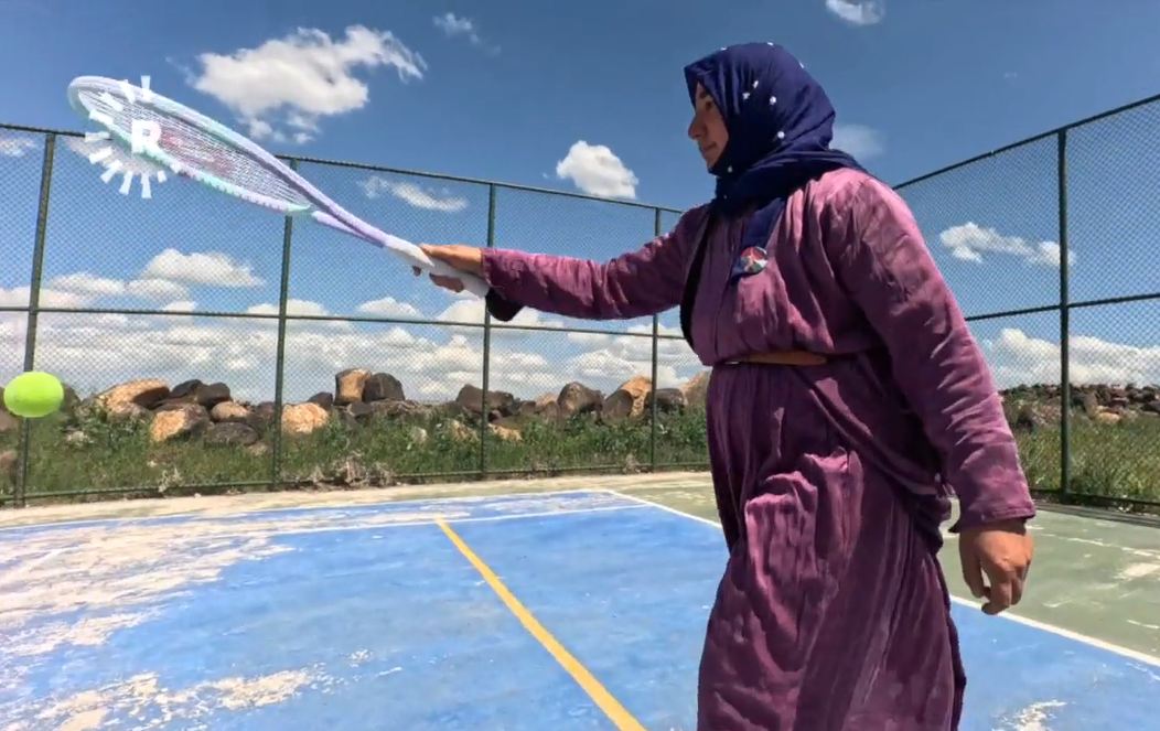 لە سەردەمی کەرەنتینەوە یاریی تێنس دەکەن.