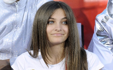 Keça Michael Jackson hewla xwekuştinê da