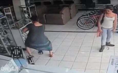 بەوێنە و ڤیدیۆ.. تەلەڤزیۆنێك لە نێو رانەكانی دەشارێتەوە و دەیدزێت