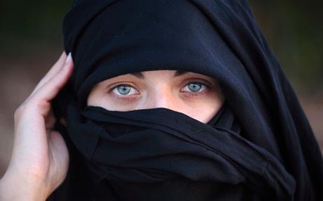 رووداوێكی سەیر بەهۆی سەرپۆش دانەنانی خوێندكارێك لە پاریس